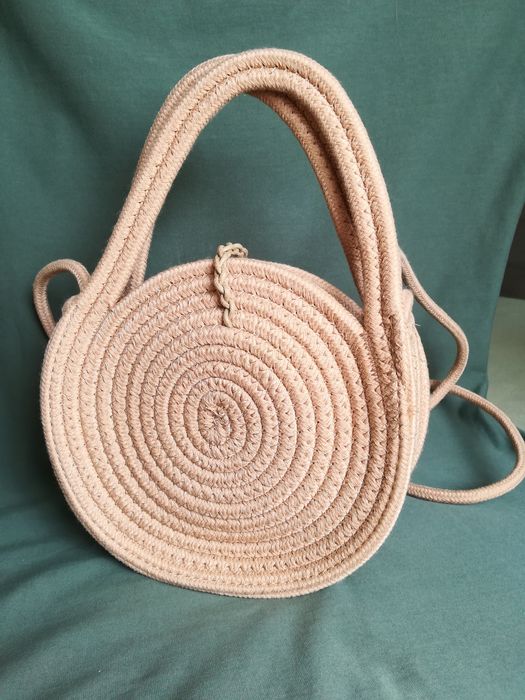 Продавам кръгла плетена дамска чанта