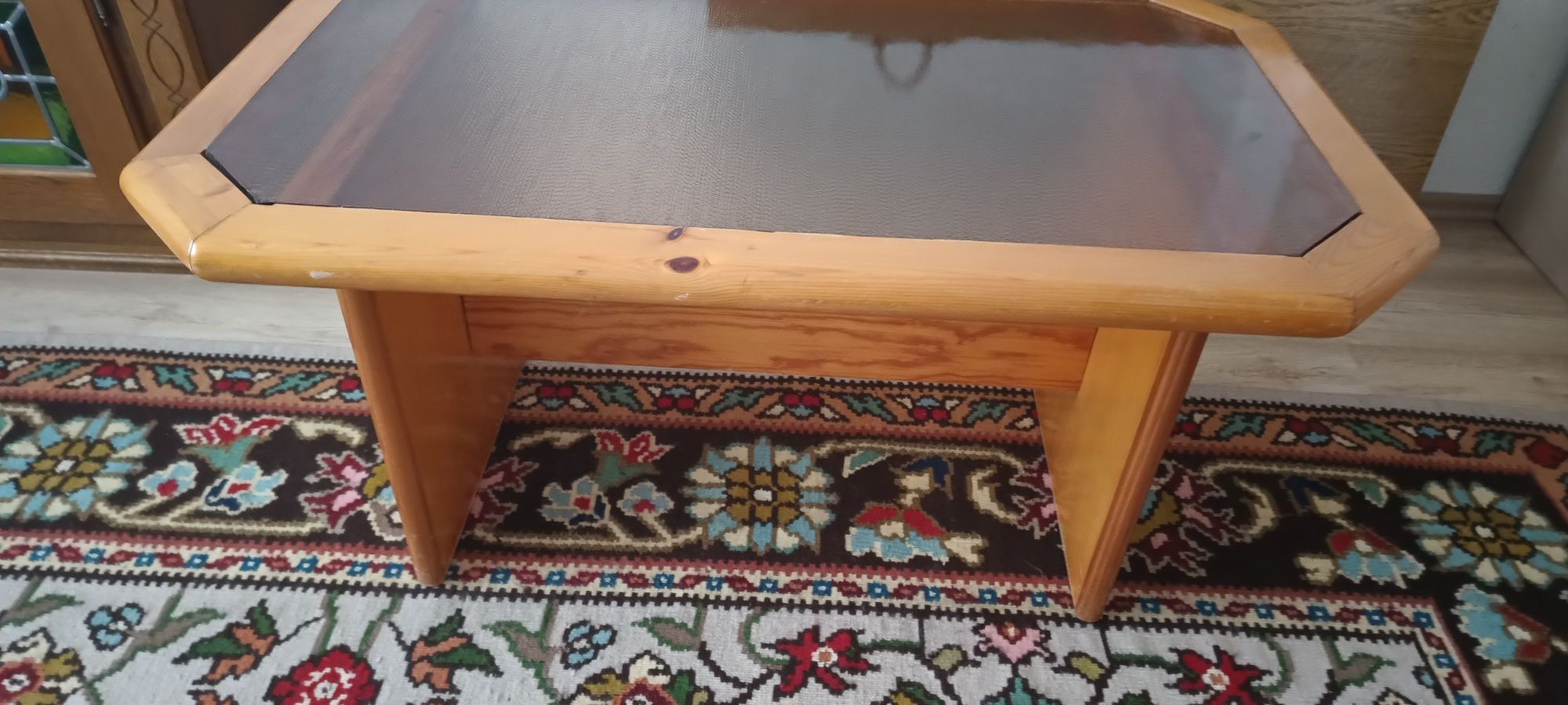 Дървена маса с плот от стъкло
