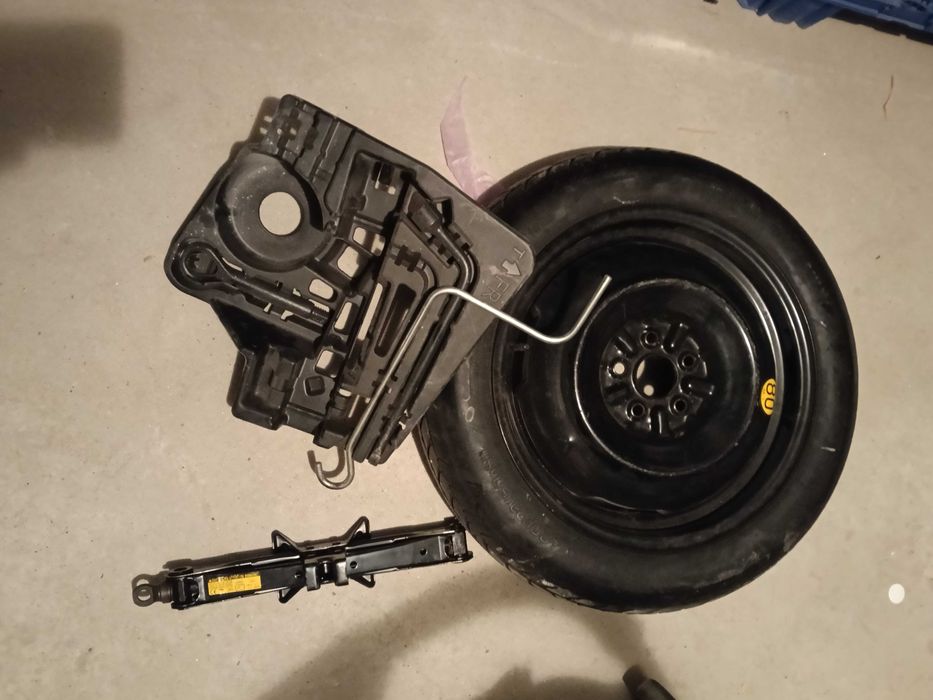 Vând roata de rezerva,cric,cheie roti,cârlig toyota