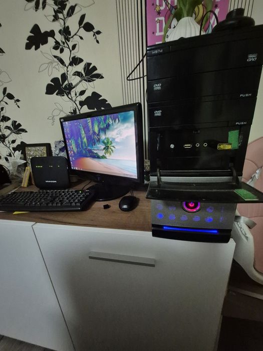 Настолен компютър с монитор