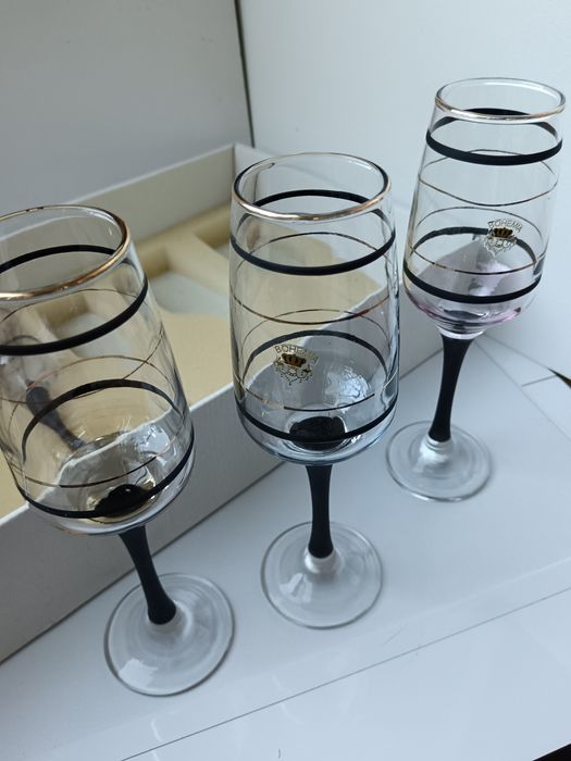 2 комплекта чисто нови чаши за вино Бохемия