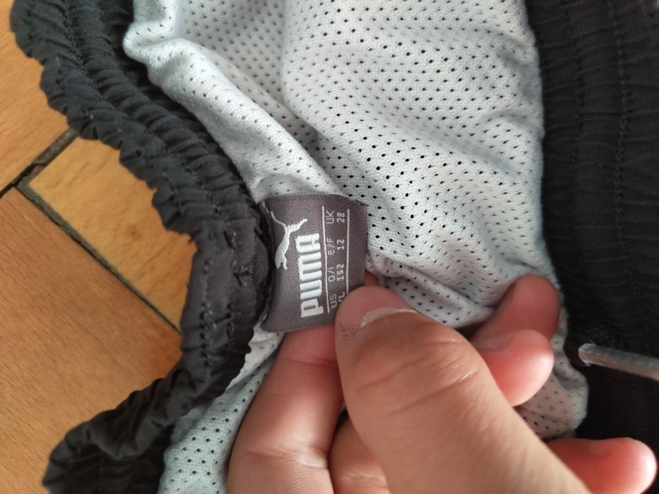 Vând pantaloni puma scurți