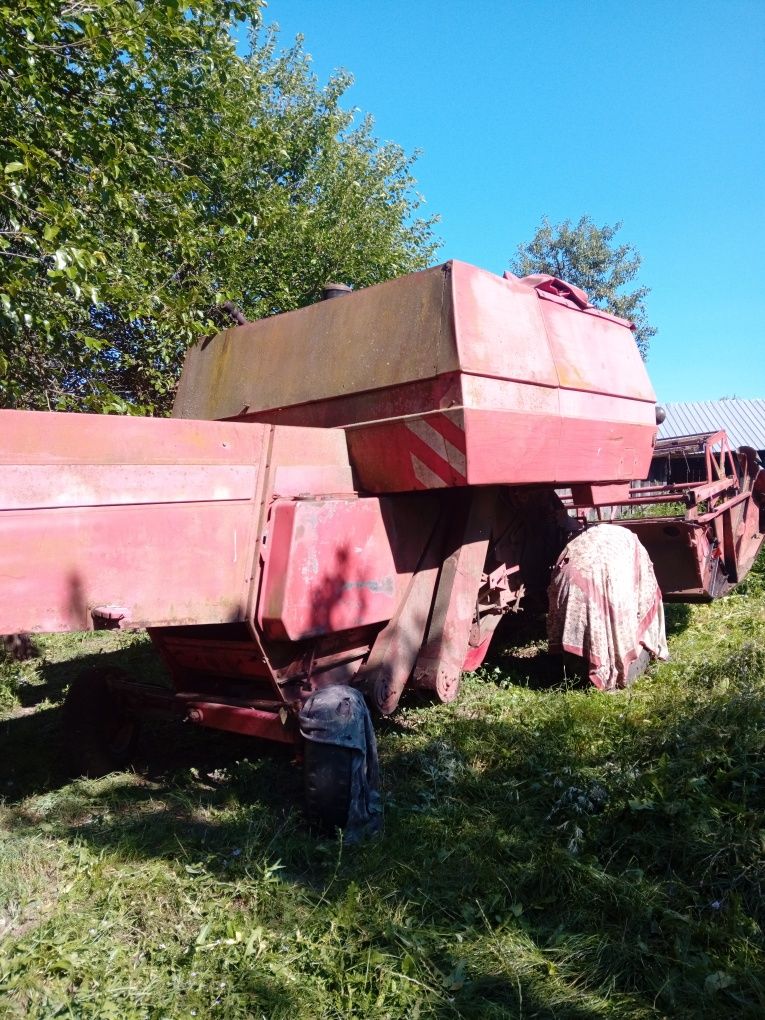 Vând combină MASSEY FERGUSON merge foarte bine