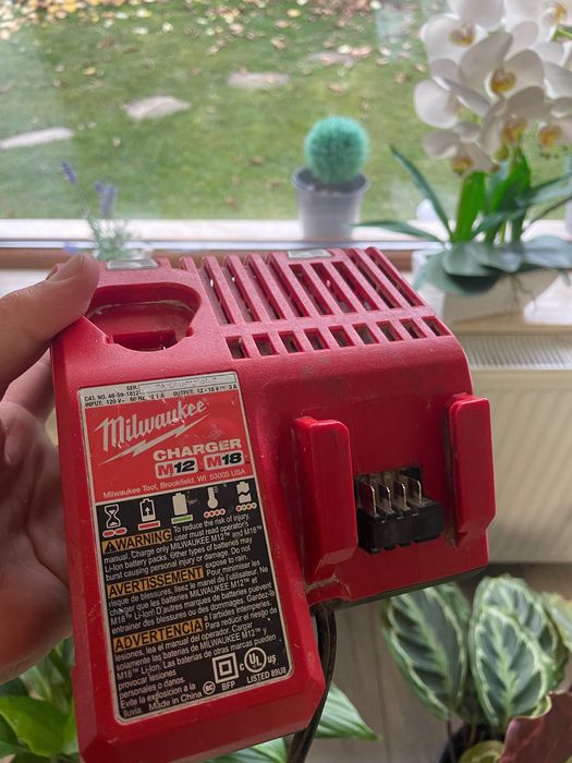 Incarcator Milwaukee 110V