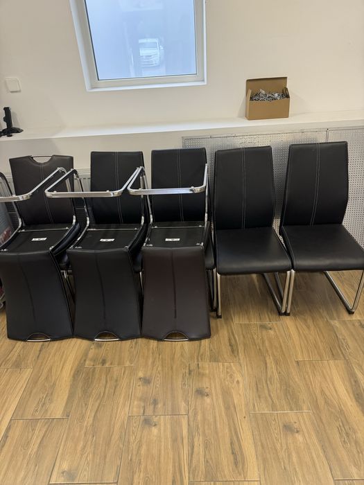 Vand dulapuri de prezentare si mobilier.