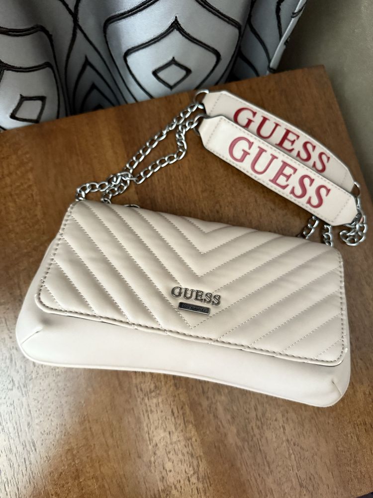 Дамска чанта на марката Guess