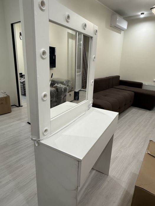 Гримерный стол / макияжный стол