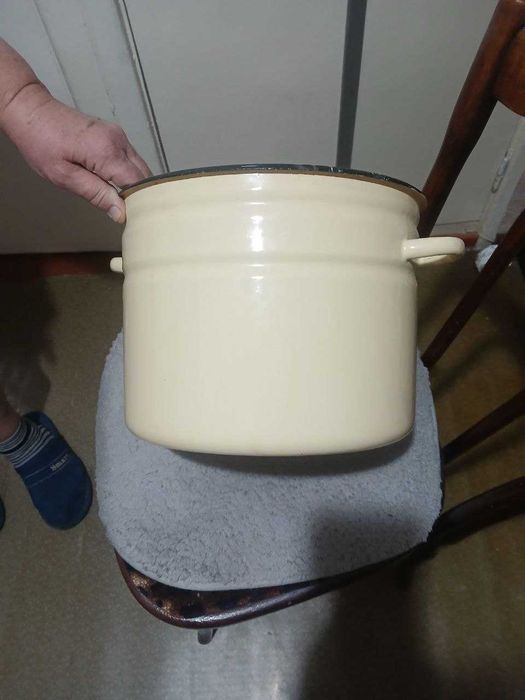 продаю кастрюлю эмалированную 12-литровую б/у