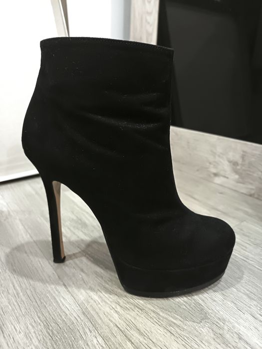 Botine cu toc foarte inalt si platforma