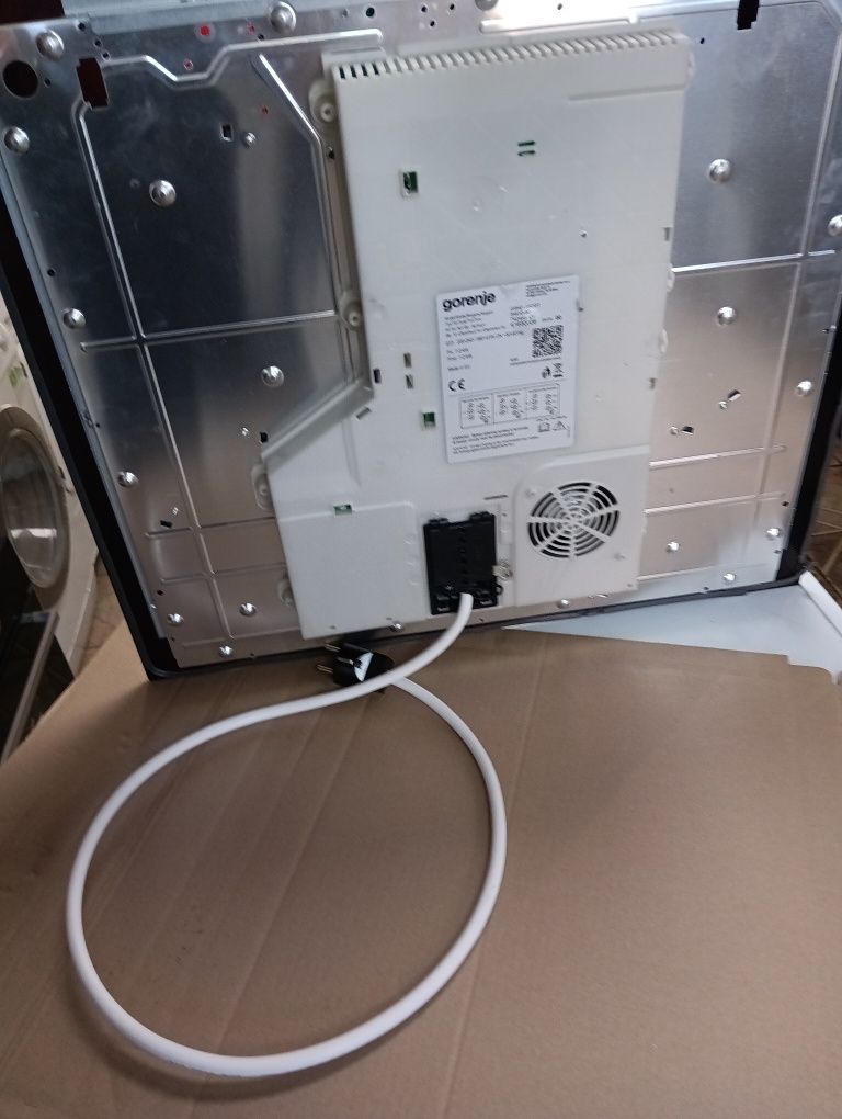 Чисто нов индукционен плот за вграждане Gorenje  с две години гаранция