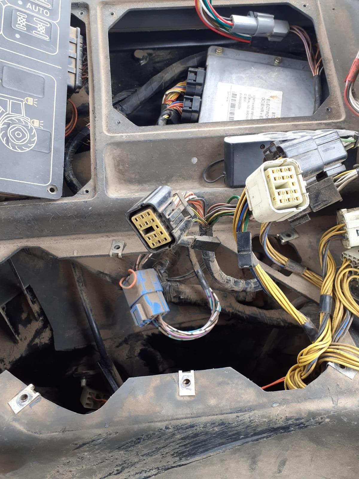 Reconstruire/reparatii instalații electrice utilaje/tractoare