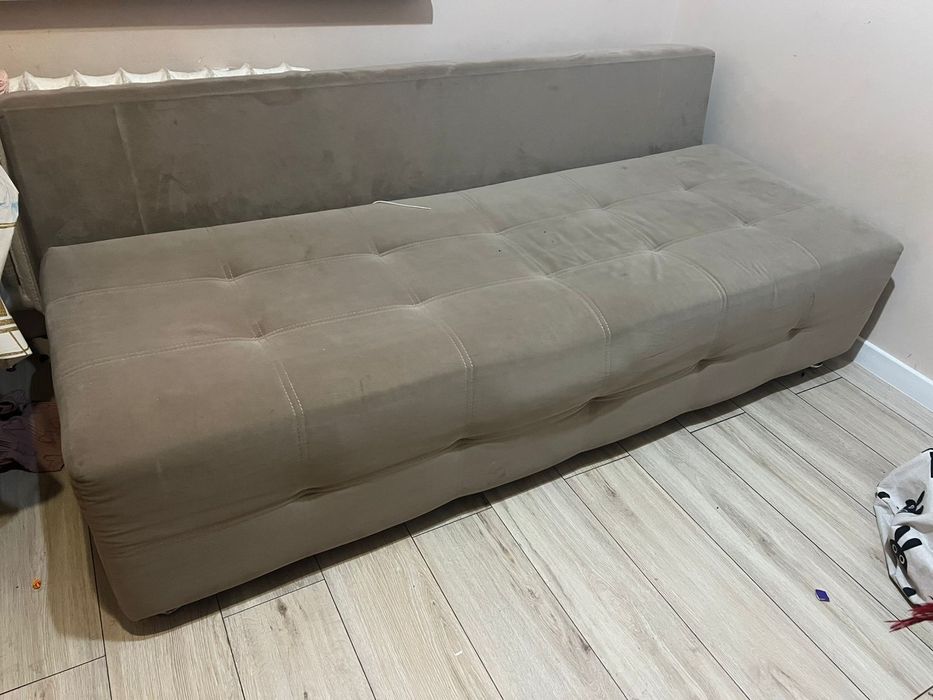 Срочно продам диван.Размер 1.90 -80 см.