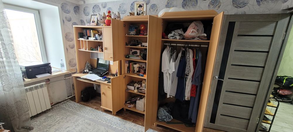 Продам спальный гарнитур.  Шкаф, пенал и компьютерный стол