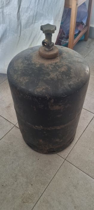 Vand butelie fară guler.