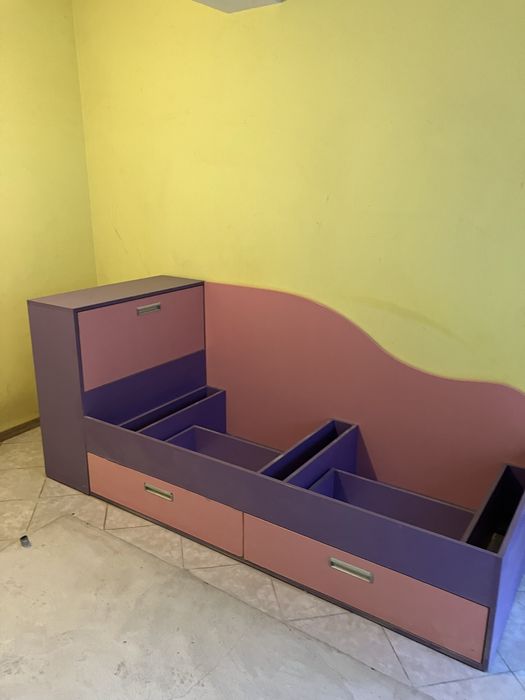 Легло със скрин, с две чекмеджета, два цвята.