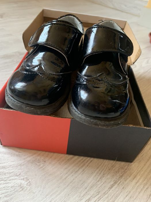 Vând pantofi de lac pt copii