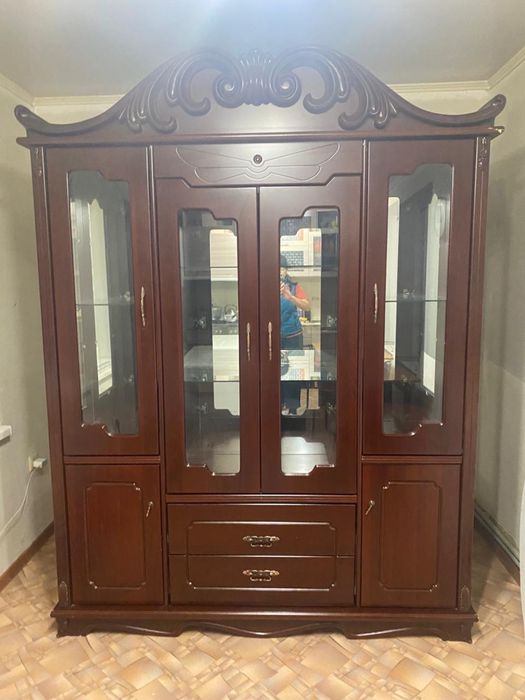 Сервизный шкаф в отличном состоянии