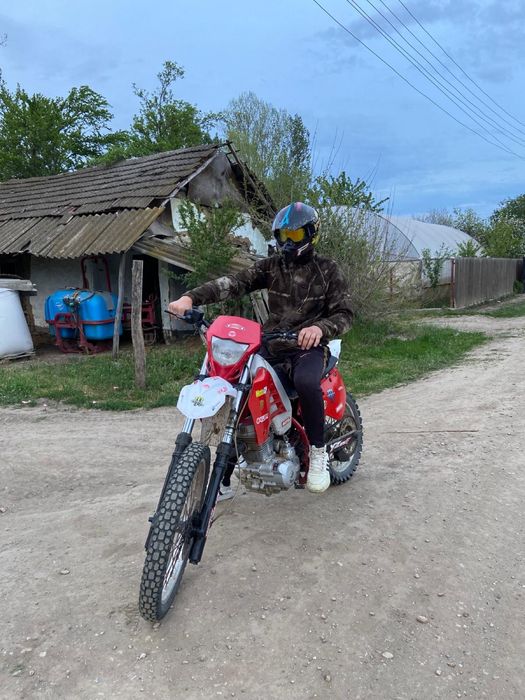 Vând cross (enduro) 250cc 4t