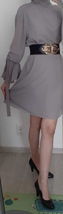 Rochie gri cu tente violet din voal cu mânecă lungă