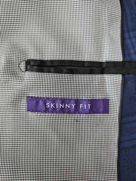 Vand un costum, Next