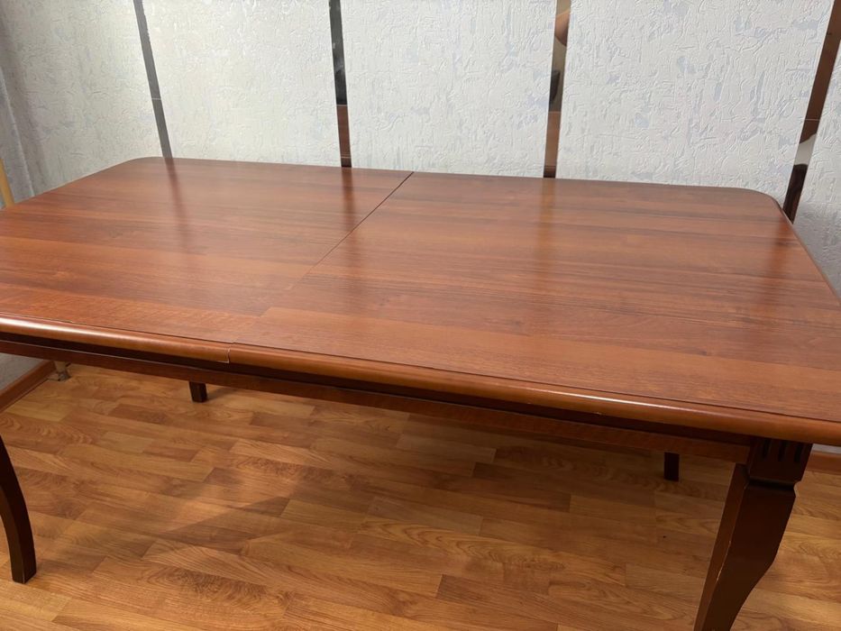 Стол из натурального дерева