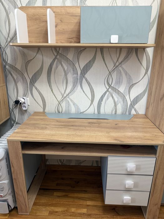 Мебель б/у в отличном состоянии! Спальня 500$, парта 100$, диван 100$