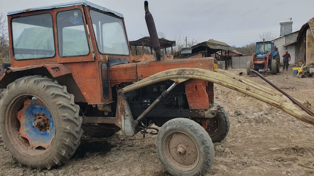 Tractor UTB 650 cu încărcător frontal