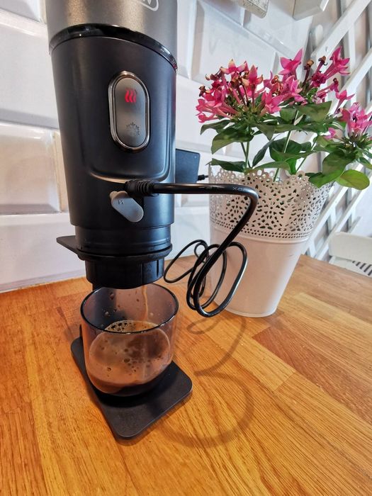 Продавам преносима кафе машина 12/220v Hibrew