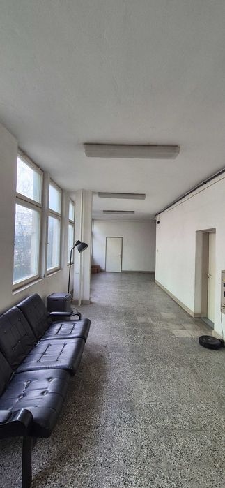 Просторен офис с много добра локация и цена от 600 Евро за кв.м..