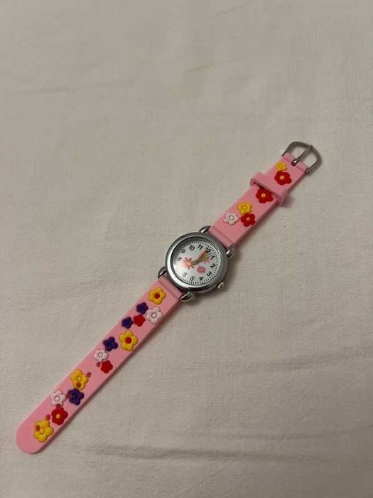 Ceas roz cu floricele pentru fetițe – adorabil și funcțional