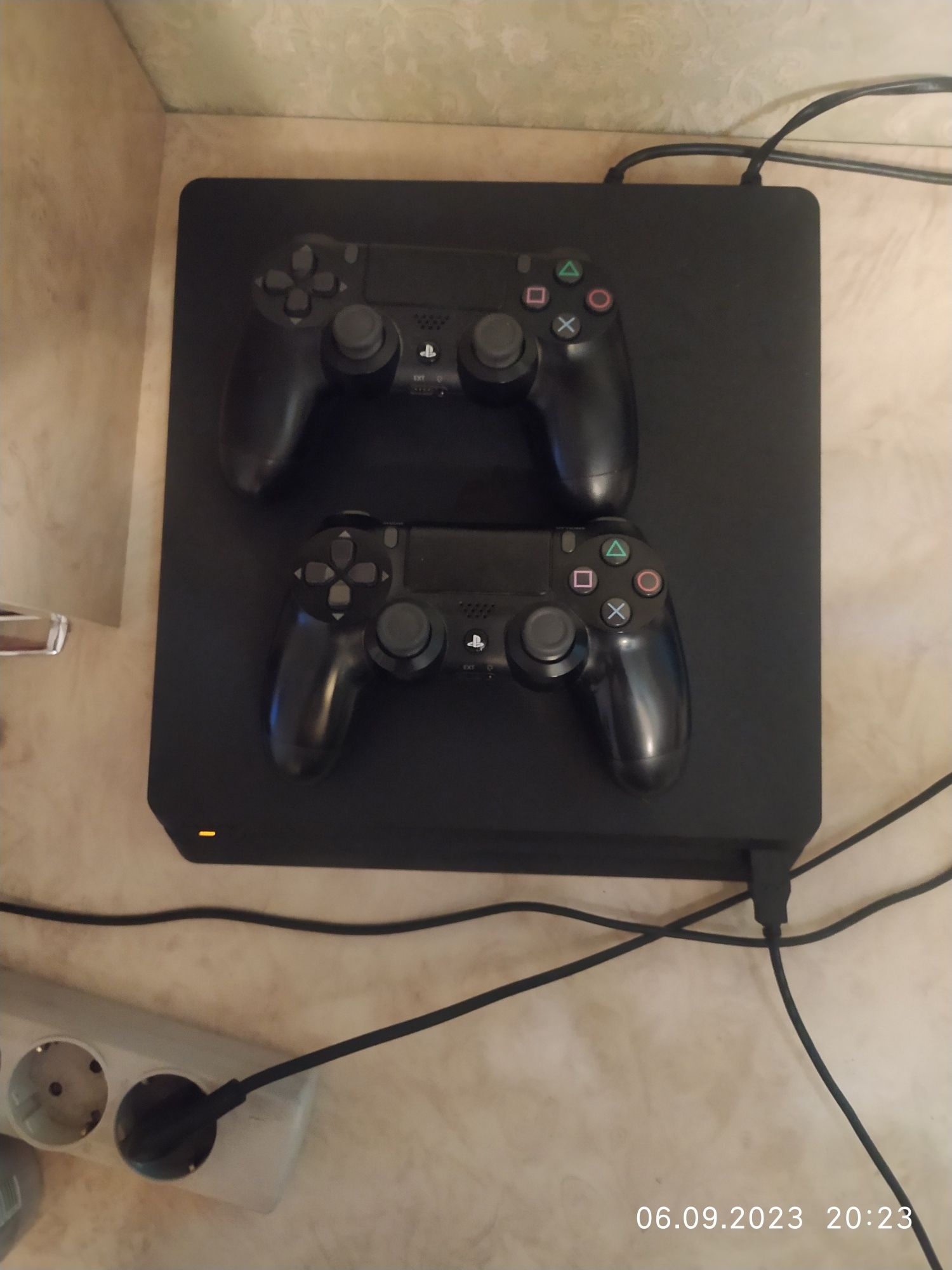 Продам playstation 4 slim 1tb