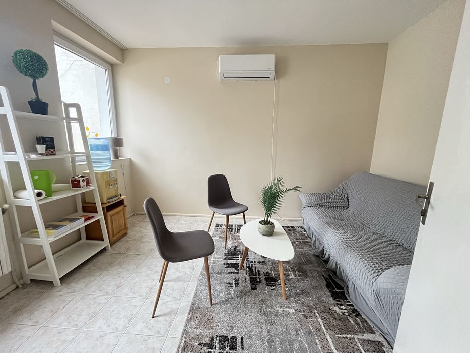 Офис сграда и жилищна сграда с гаражи