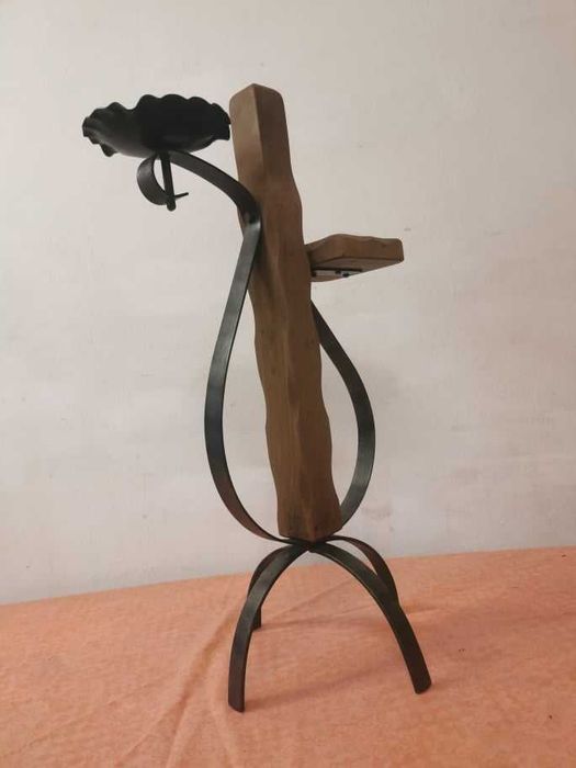 Scrumiera pe suport de flori