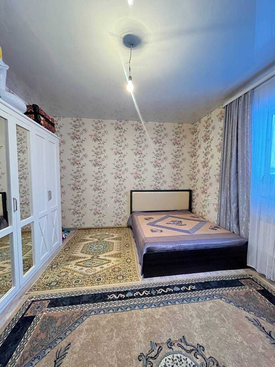 В районе Жанаконыс продается двухуровневый дом с частичным ремонтом