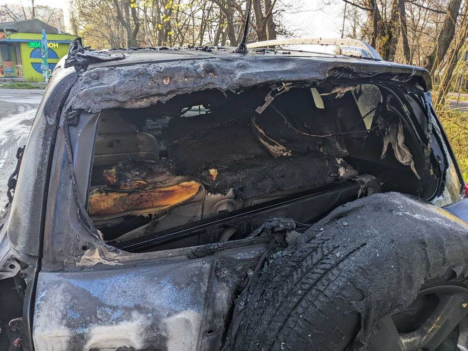 Продавам Toyota Rav4 III частично пострадала от пожар