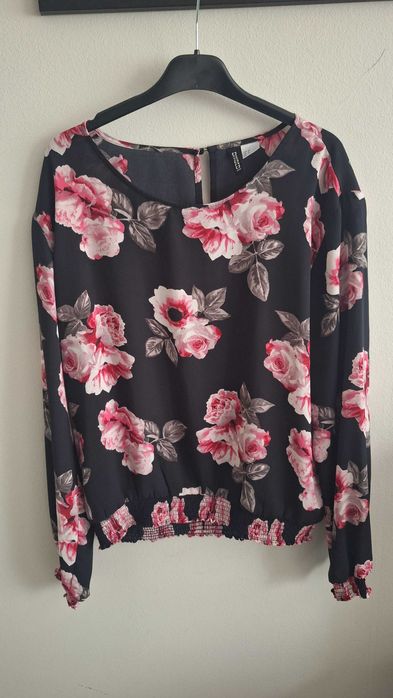 Нежна тънки блуза на рози