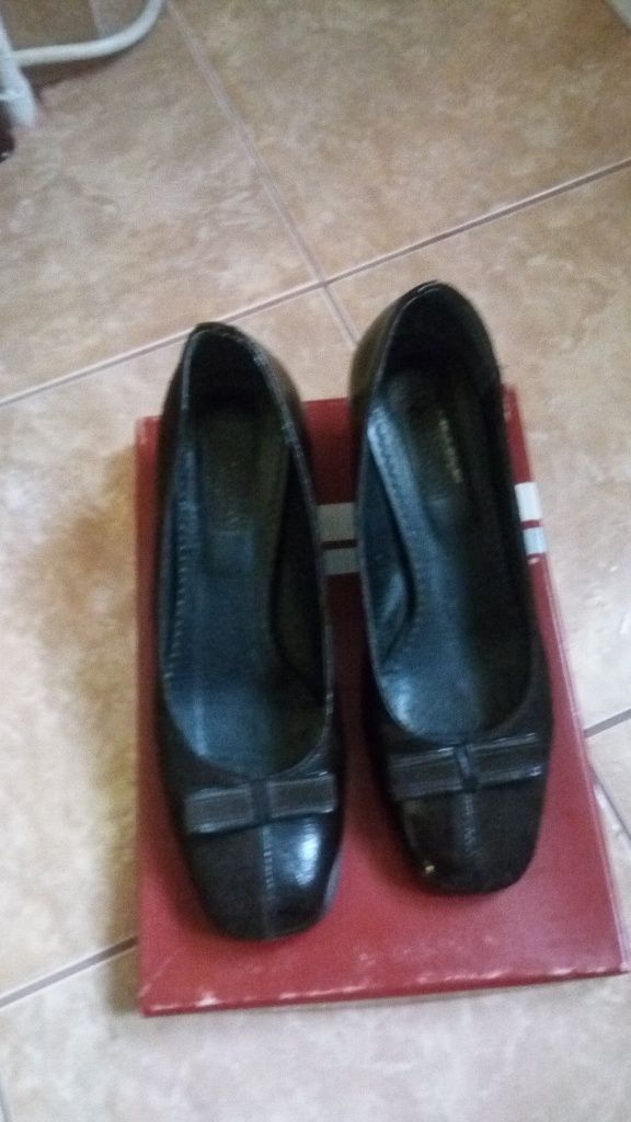 Pantofi piele naturala măsură 38 culoare maro, super preț.