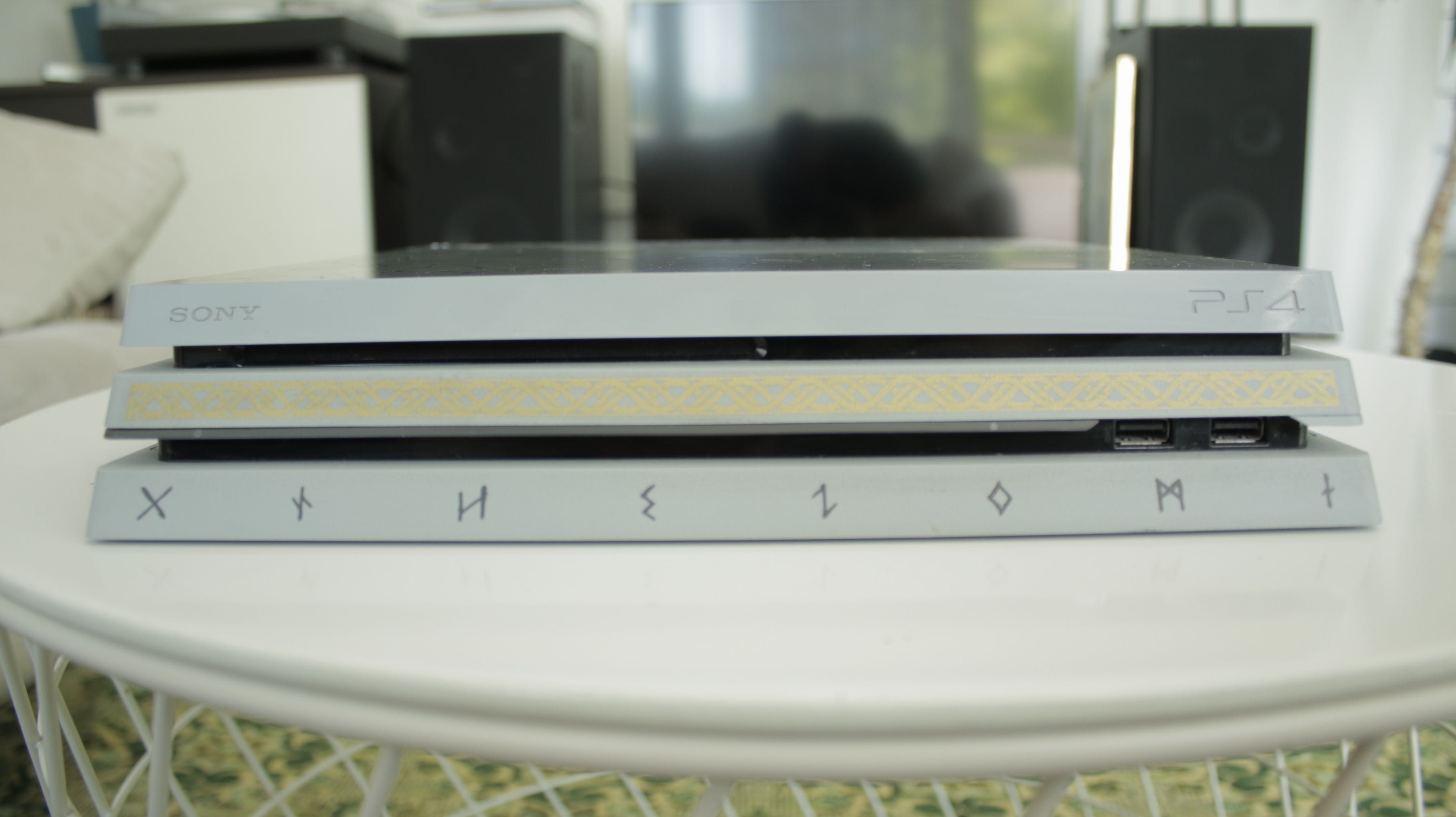 Playstation 4 Pro 1TB с два джойстика