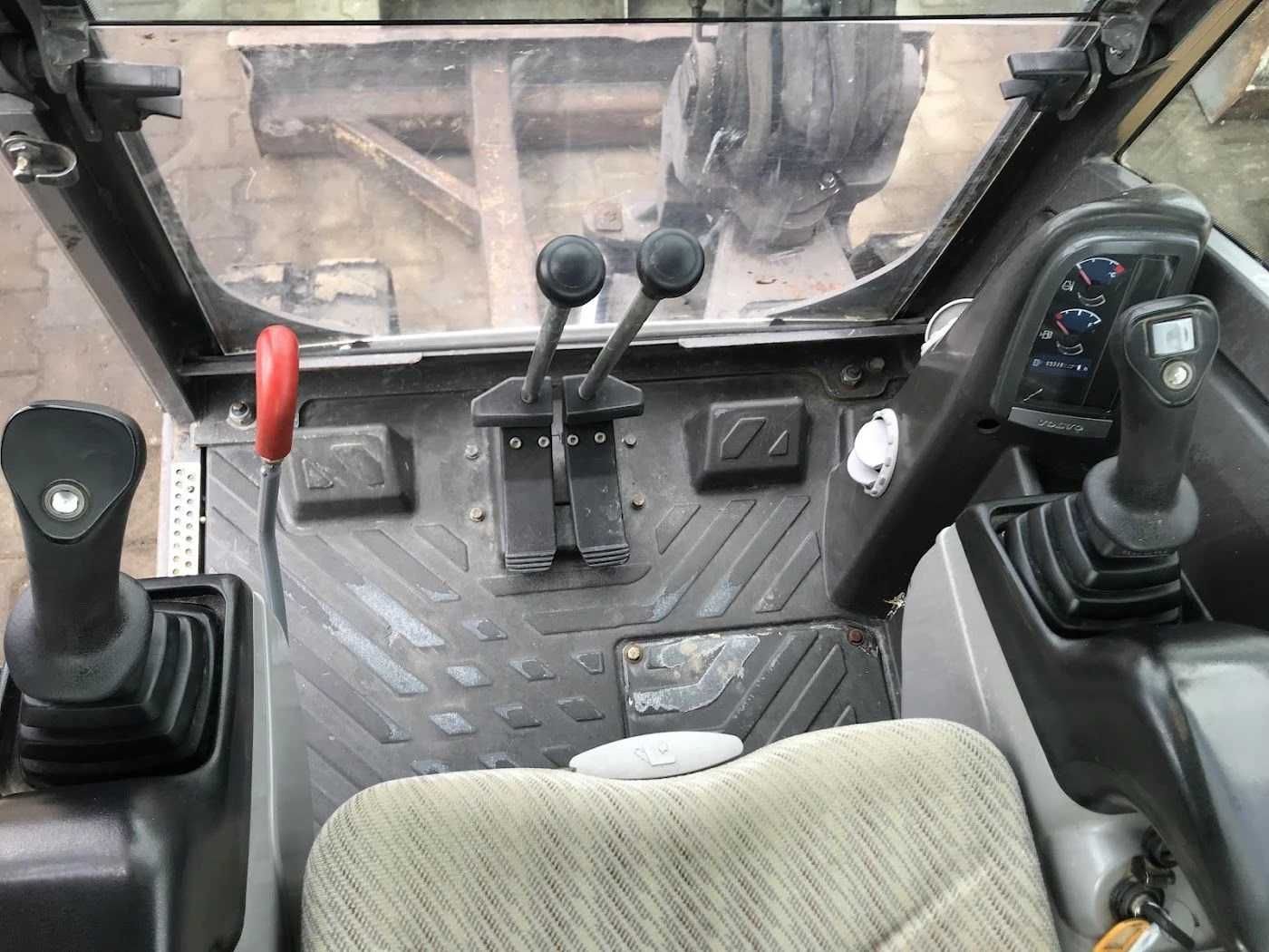 Багер Volvo EC27C