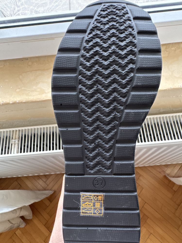 Ghetute  negre marimi 37,35,38