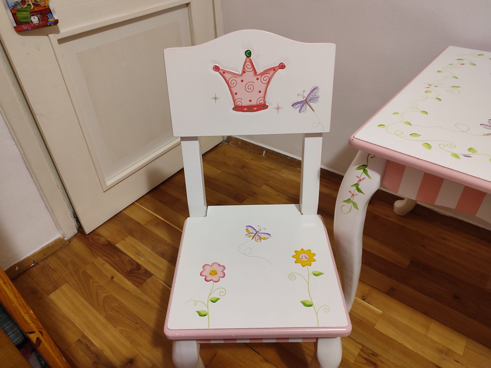 Teamson Kids оригинална детска дървена маса с два стола