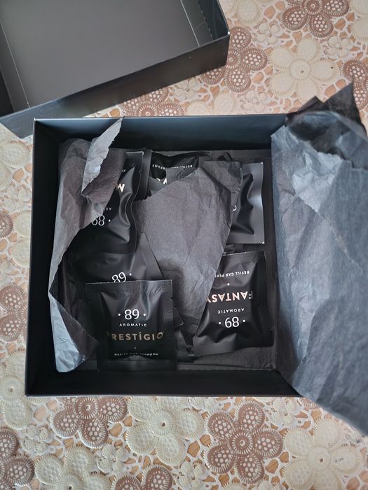 Комплект луксозен парфюмен ароматизатор за кола с 11 броя пълнители