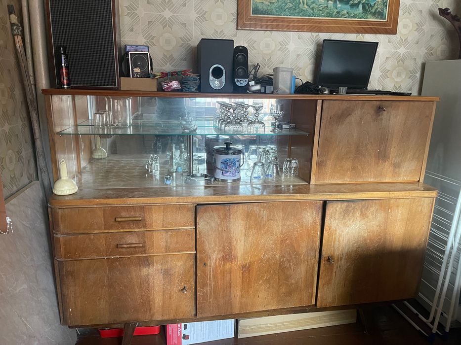 Бюфет и гардероб