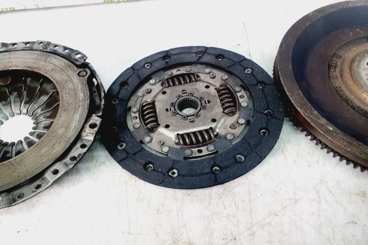 Kit ambreiaj volanta masa simpla 1.4 1.6 benzina aua blf r030105271d Volkswagen VW Golf 5 seria