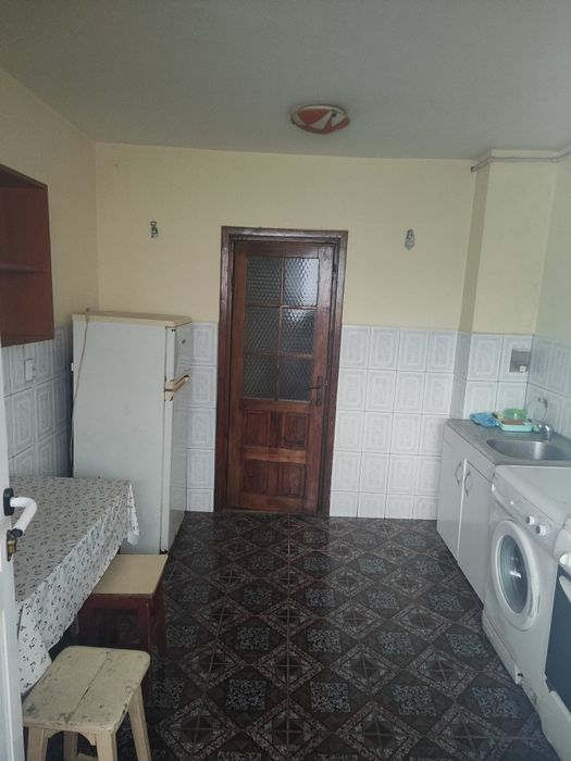 Închiriez apartament 2 camere semidecomandat, micro 11 lângă gradiniță