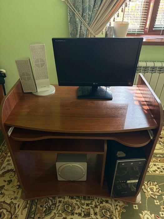 Компьютерный комплект + стол | Монитор LG, системный блок (Windows 10)