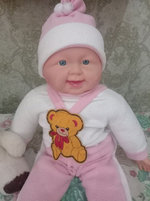 Продаются кукла и мягкая игрушка.