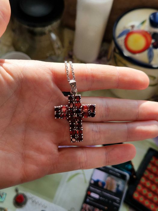 Lănțișor din argint cu pandantiv în formă de cruce – pietre roșii
