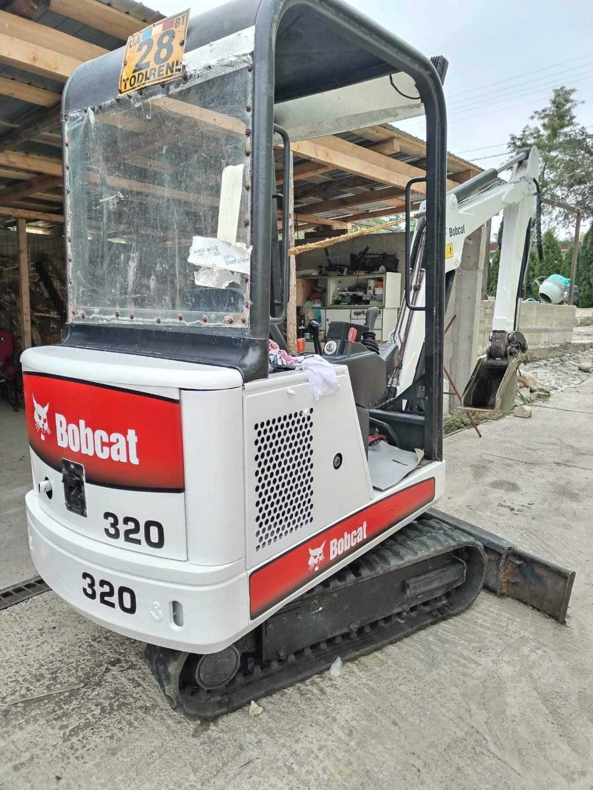 Lucrari de excavare cu miniexcavator.