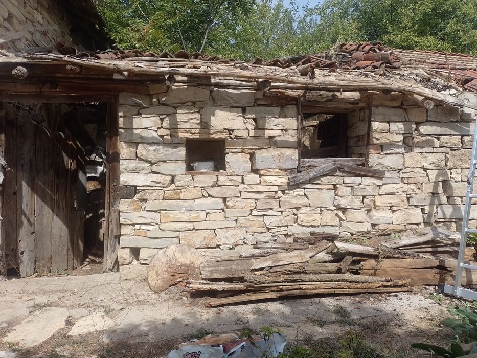 Продавам дялан камък за суха зидария